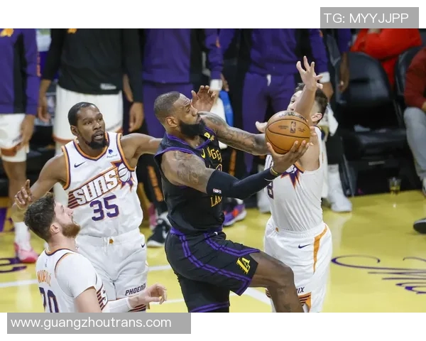 毒蛇与湖人精彩对决集锦回顾球场上的巅峰对抗与激情碰撞