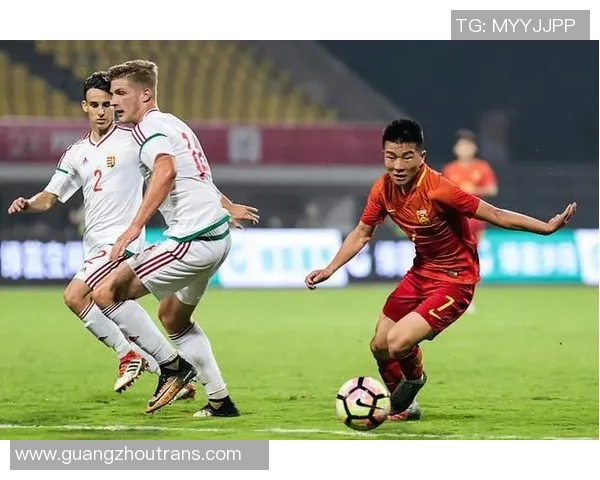 波尔图与雷亚尔激战正酣赛场比分悬念不断引人关注 波尔图与雷亚尔激战正酣赛场比分悬念不断引人关注