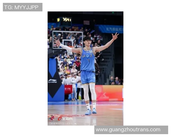 曾凡博的篮球梦想与成长之路探索他在赛场上的突破与未来潜力