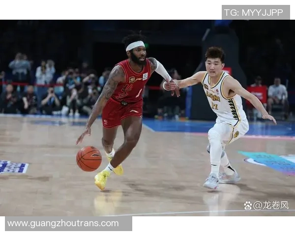 篮球明星在赛场上展现惊人技术与激情的精彩瞬间合集